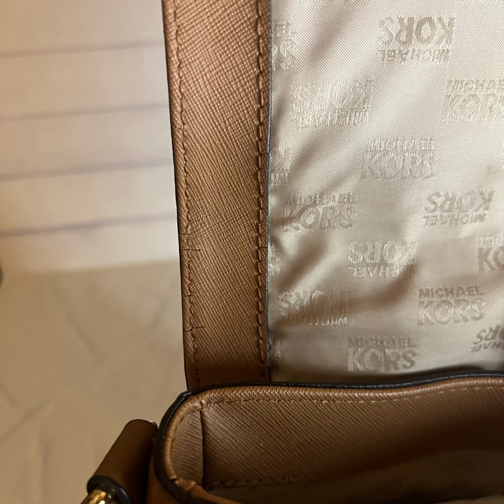 Michael Kors Crossbody, pebble, leather snap closure color acorn/ brown - Picture 12 of 16